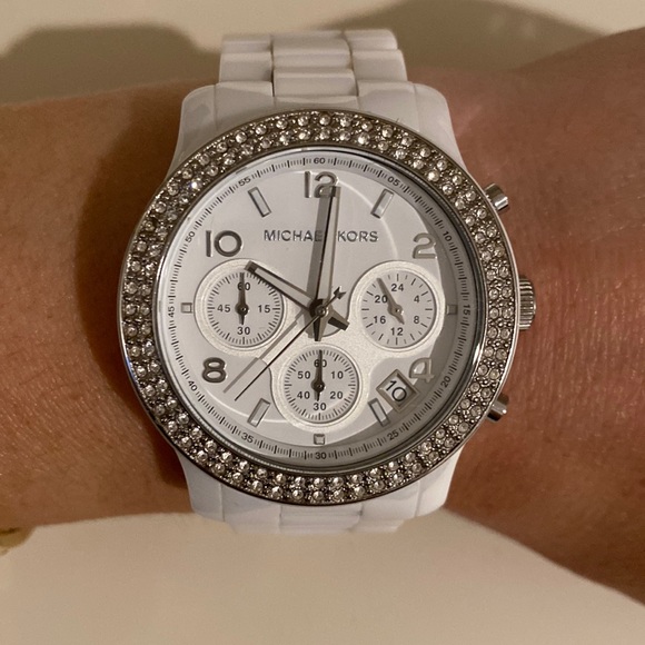 🤍🤍 Michael Kors White Ceramic Watch 🤍🤍 - Picture 1 of 3